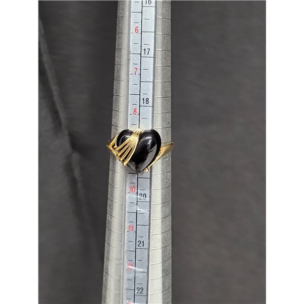 Size 9 Gold Ring Marked “10K” w/ Black Heart Stone 3.9g
