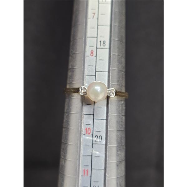 Size 9 Gold Ring Marked “10K” w/ Pearl and Diamond (Unverified) Accents 1.7g
