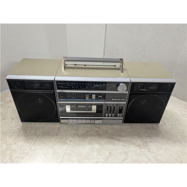 vintage Sanyo boombox/sound system Tested-Works