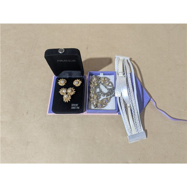 mixed lewellery, leather, floral, pearl like