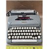 Image 2 : Vintage Eaton’s De Luxe Typewriter – Made in Canada