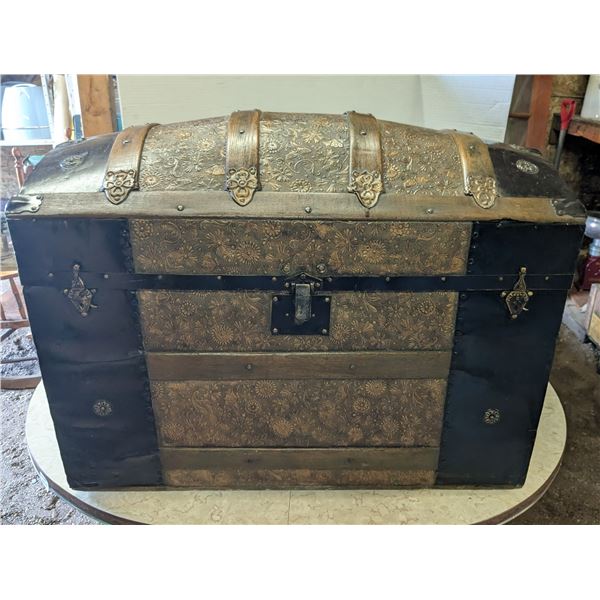 vintage humpback steamer trunk, excellent condition
