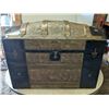 Image 1 : vintage humpback steamer trunk, excellent condition