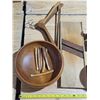 Image 3 : Vintage wood items, bowls, cabbage slicer