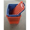 Image 2 : 2 totes with lids