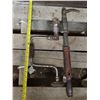 Image 1 : Nail puller and hand drill