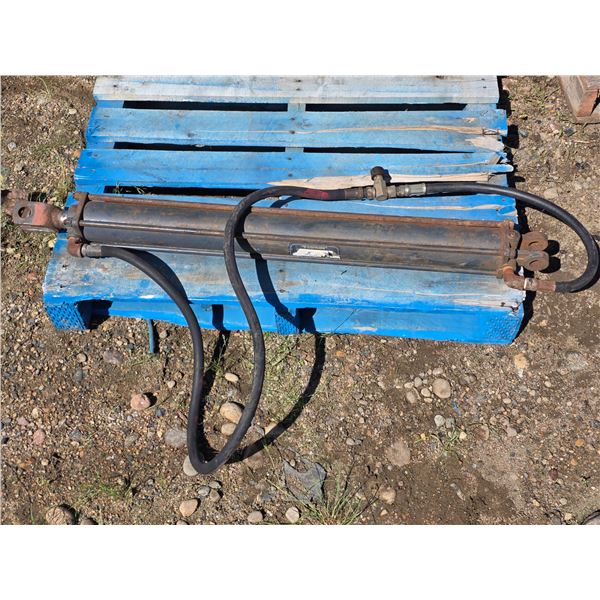 Large hydraulic cylinder with hose