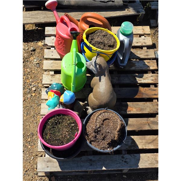 Pallet of garden items- plant pots, décor