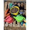 Image 3 : Pallet of garden items- plant pots, décor