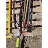 Image 4 : Pallet of various hand tools, pitch forks, hoes