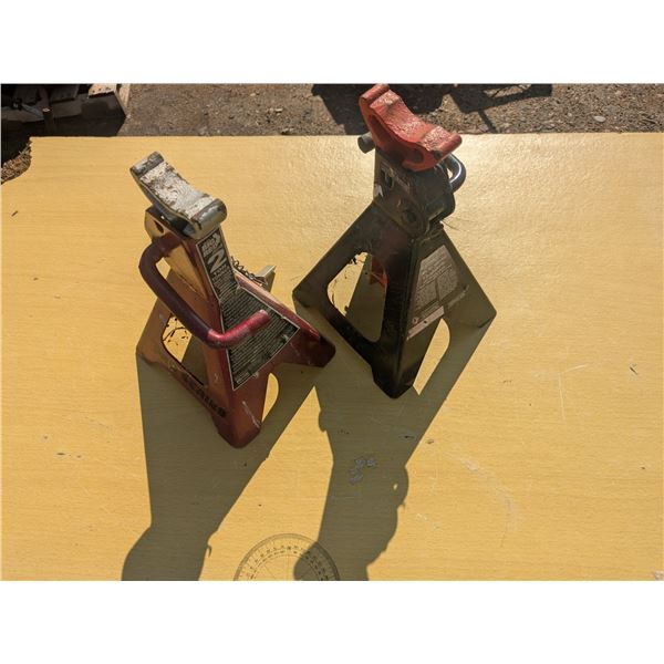 2 jack stands, mismatched pair