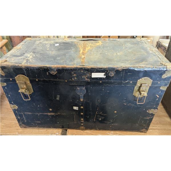 vintage steamer trunk, 34x18x19"
