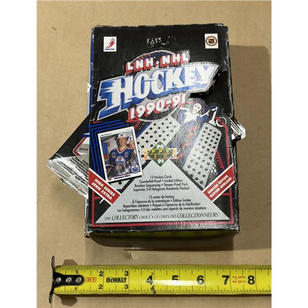 30 Sealed Packets of 1990-91 Upper Deck NHL Hockey High Series.