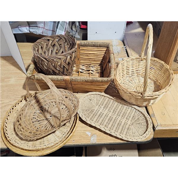Box of wicker baskets/trays