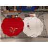Image 1 : PAQUET DE 12 NAPPERONS BRODÉS THÈME NOËL