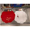 Image 1 : PAQUET DE 12 NAPPERONS BRODÉS THÈME NOËL
