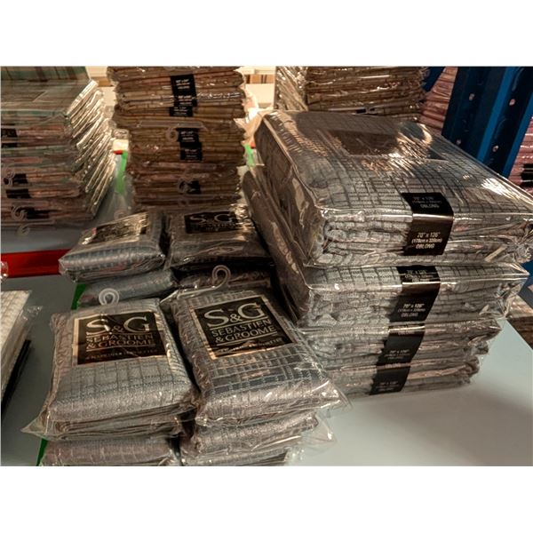 LOT DE 12 PAQUETS DE SERVIETTES EN TISSU ET 4 NAPPES 70 PO X 126 PO