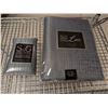 Image 2 : LOT DE 12 PAQUETS DE SERVIETTES EN TISSU ET 4 NAPPES 70 PO X 126 PO