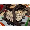 Image 1 : LOT DE 28 TABLIERS EN SIMILICUIR ASSORTIS
