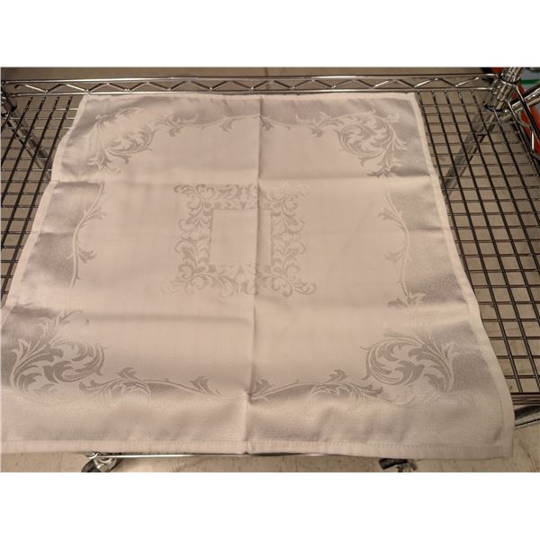 LOT DE +/-80 SERVIETTES DE TABLE CRÈME 19 PO X 19 PO