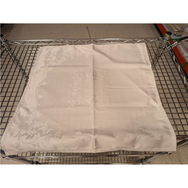 LOT DE +/-80 SERVIETTES DE TABLE CRÈME 19 PO X 19 PO