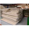 Image 2 : LOT DE +/-80 SERVIETTES DE TABLE CRÈME 19 PO X 19 PO