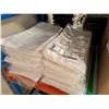 Image 2 : LOT DE +/-200 SERVIETTES DE TABLE BLANCHES 19 PO X 19 PO