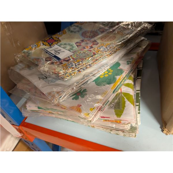 LOT DE +/-60 NAPPERONS EN PLASTIQUE ASSORTIS