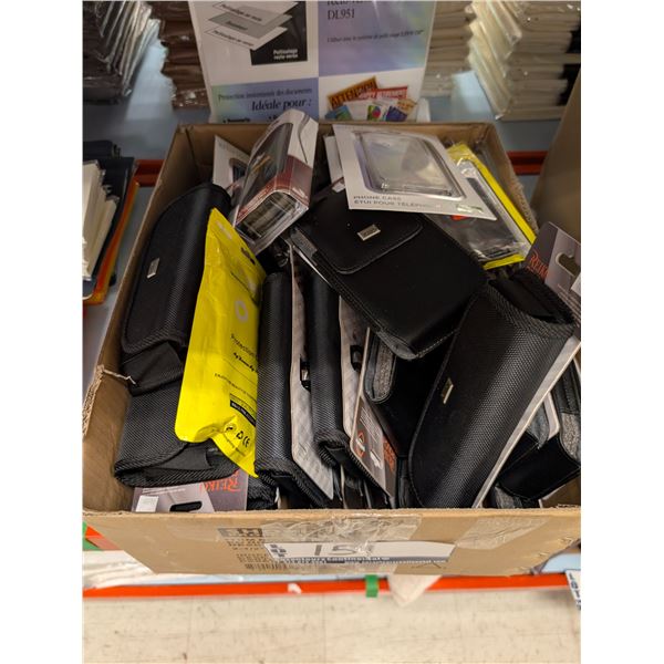 LOT D'ÉTUIS DE TÉLÉPHONE ET POCHETTES ASSORTIS