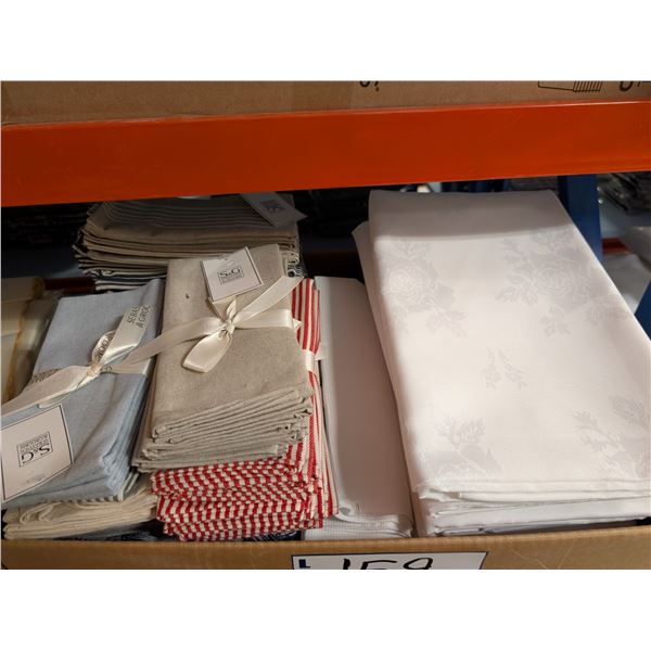 LOT DE NAPPES ET SERVIETTES DE TABLE ASSORTIES