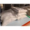 Image 2 : LOT DE +/-80 SERVIETTES DE TABLE BLANCHES 22 PO X 22 PO