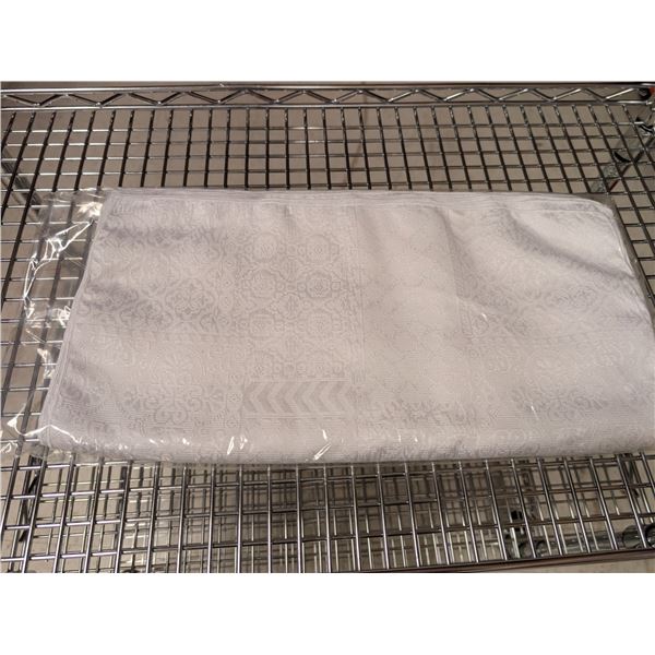 LOT DE +/-100 SERVIETTES DE TABLE BLANCHES À MOTIFS 17 PO X 17 PO