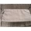 Image 1 : LOT DE +/-100 SERVIETTES DE TABLE BLANCHES À MOTIFS 17 PO X 17 PO