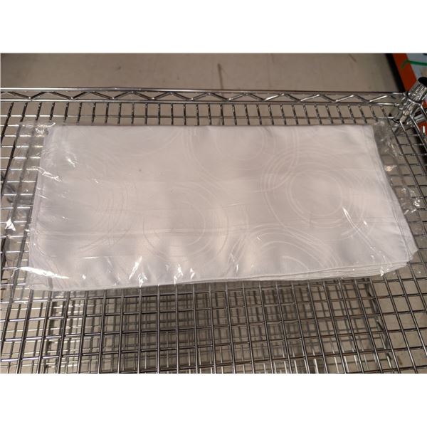 LOT DE +/-80 SERVIETTES DE TABLE BLANCHES À MOTIFS 17 PO X 17 PO
