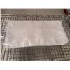 Image 1 : LOT DE +/-80 SERVIETTES DE TABLE BLANCHES À MOTIFS 17 PO X 17 PO