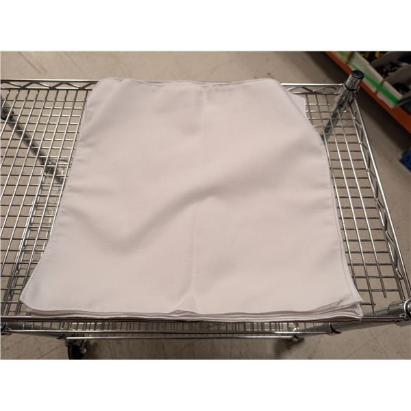 LOT DE +/-100 SERVIETTES DE TABLE BLANCHES 17 PO X 17 PO