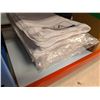 Image 2 : LOT DE +/-100 SERVIETTES DE TABLE BLANCHES 17 PO X 17 PO