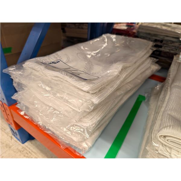 LOT DE +/-130 SERVIETTES DE TABLE CRÈME À MOTIFS 17 PO X 17 PO