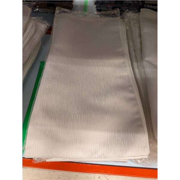 LOT DE +/-180 SERVIETTES DE TABLE CRÈME 17 PO X 17 PO