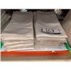 Image 2 : LOT DE +/-180 SERVIETTES DE TABLE CRÈME 17 PO X 17 PO