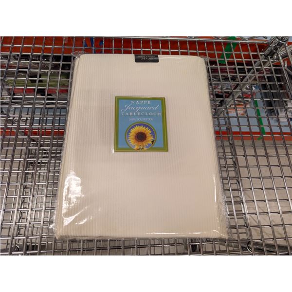 NAPPE EN POLYESTER JACQUARD 60 PO X 84 PO (CRÈME)