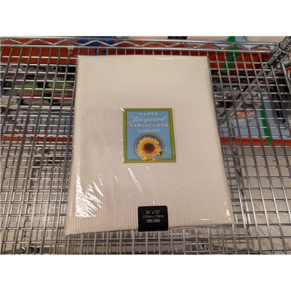 NAPPE EN POLYESTER JACQUARD 54 PO X 70 PO (CRÈME)