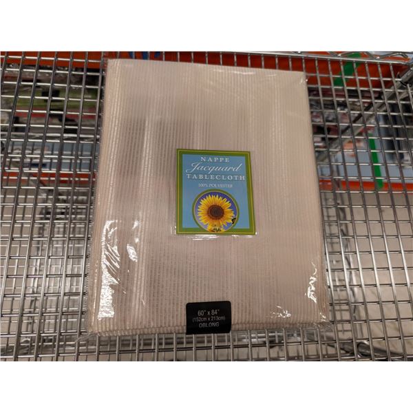 NAPPE EN POLYESTER JACQUARD 60 PO X 84 PO (JAUNE PÂLE)