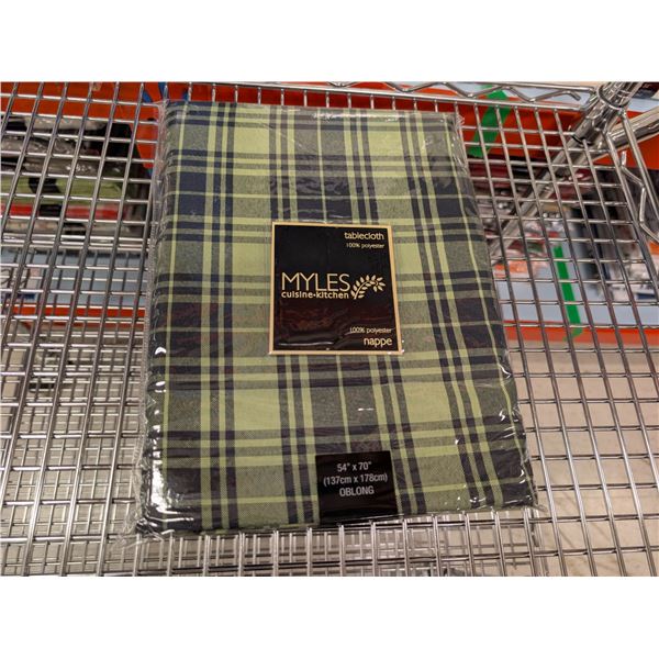 NAPPE EN POLYESTER JACQUARD 54 PO X 70 PO (TARTAN VERT)
