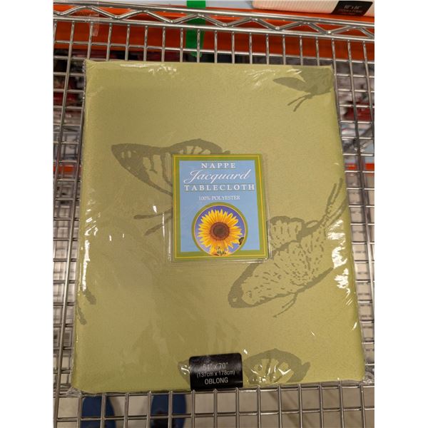 NAPPE EN POLYESTER JACQUARD 54 PO X 70 PO (PAPILLONS VERTS)