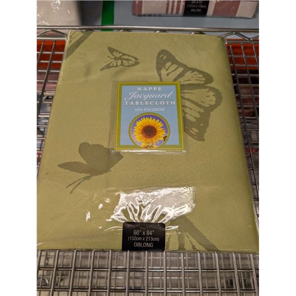 NAPPE EN POLYESTER JACQUARD 60 PO X 84 PO (PAPILLONS VERTS)