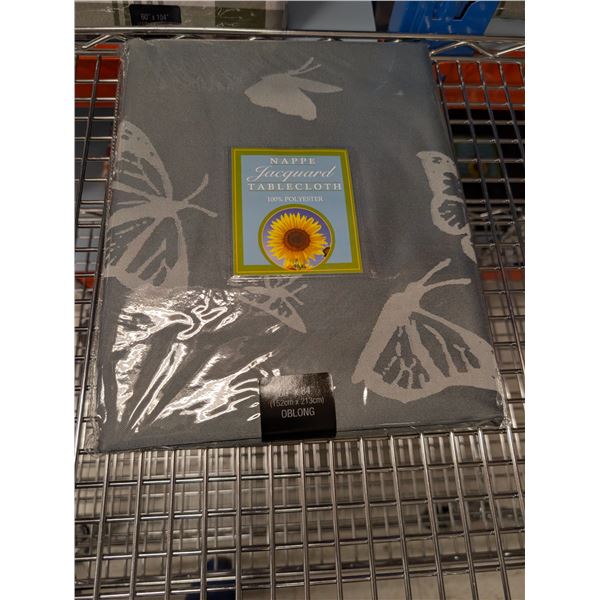 NAPPE EN POLYESTER JACQUARD 60 PO X 84 PO (PAPILLONS GRIS)