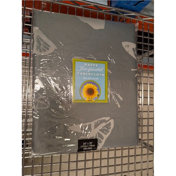 NAPPE EN POLYESTER JACQUARD 54 PO X 70 PO (PAPILLONS GRIS)