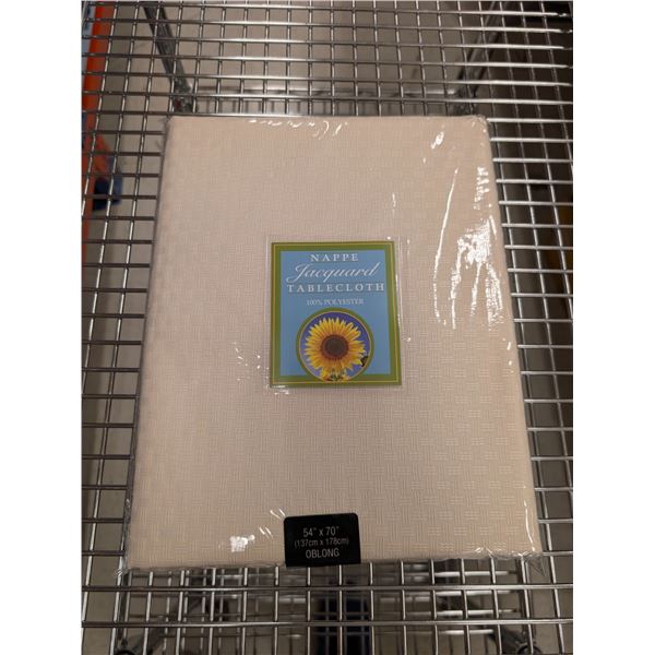 NAPPE EN POLYESTER JACQUARD 54 PO X 70 PO (BEIGE)