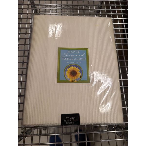 NAPPE EN POLYESTER JACQUARD 60 PO X 84 PO (BEIGE)